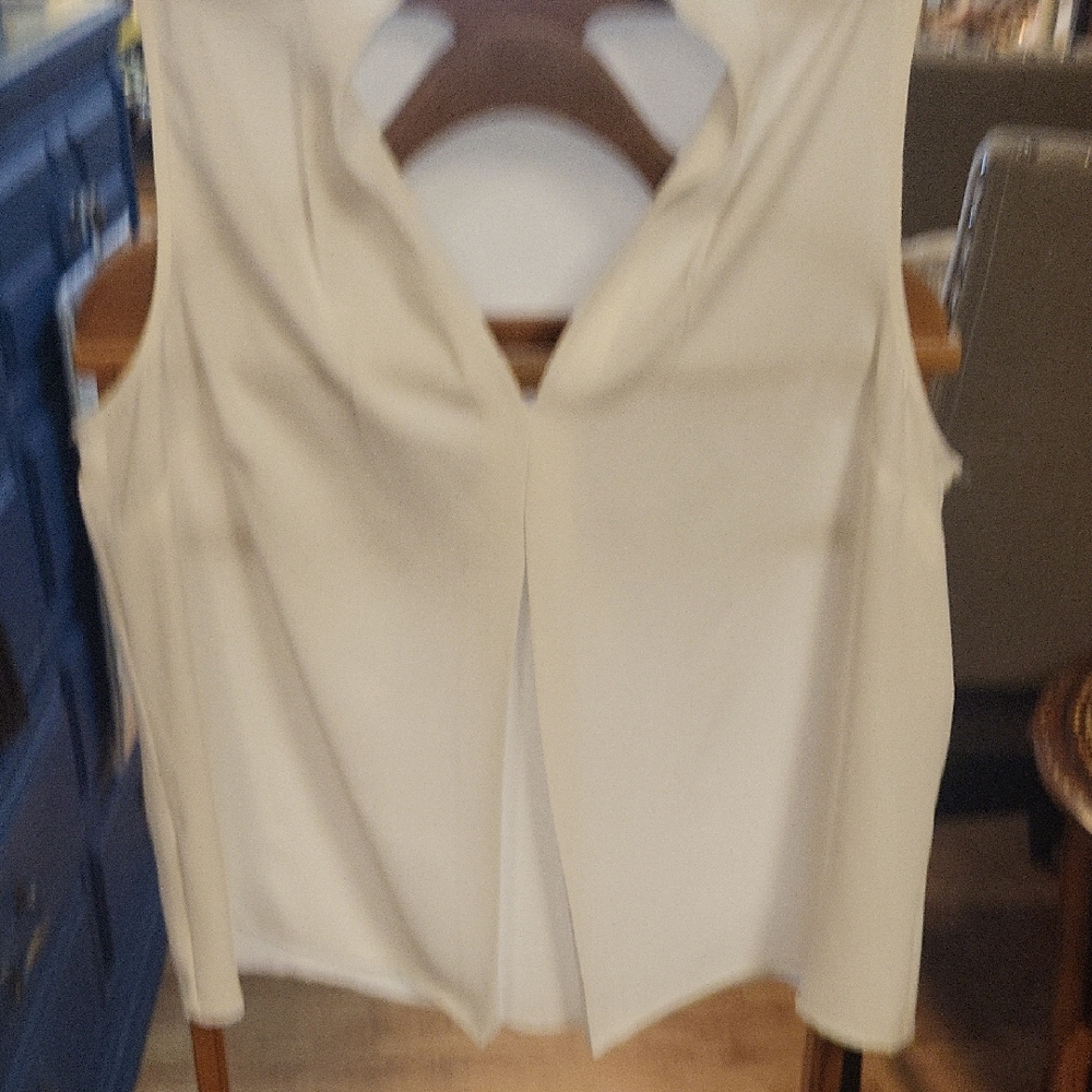Chic White Sleeveless Blazer